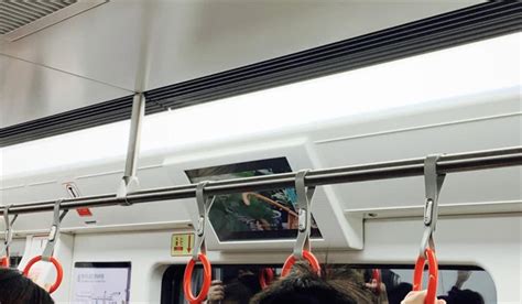 假装蹲下捡手机，他突然偷亲女乘客大腿！杭州地铁“偷拍族”又出现了_社会_环球网
