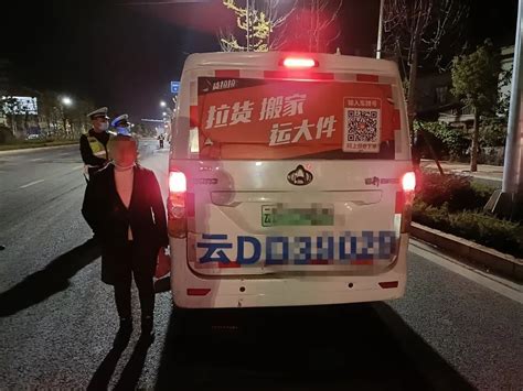 别学这位曲靖小伙，这样开车“秀恩爱”要不得！_腾讯新闻