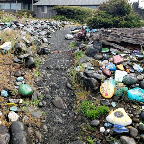 Painted Rock Beach in Seaside, OR (7 Photos)