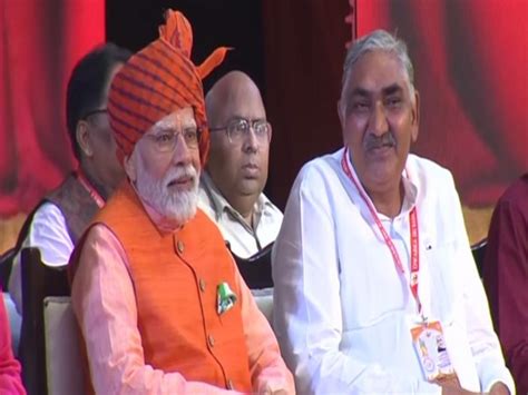 PM Modi dons saffron turban with blue checks for Ravan Dahan at Ram ...