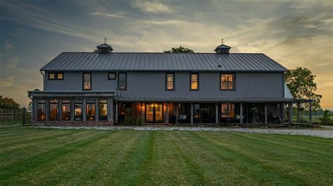 Download Stunning Barndominium Exterior Showcasing A Chic Modern ...