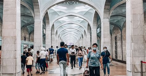 People Walking in a Hallway 的图像结果