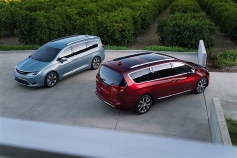 2017 Chrysler Pacifica Is En Route to a Dealership Near You - autoevolution