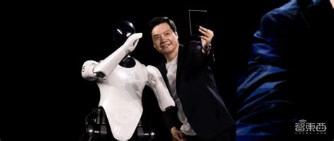 雷军亮造车大招，和小米人形机器人玩自拍,自曝30年创业“黑历史”_凤凰网