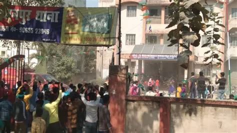 Begusarai: युवक की हत्या के बाद भगवानपुर में बवाल, भीड़ ने थाना पर किया ...