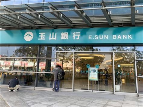 银行取现170万遇劫匪被打失明最新素材