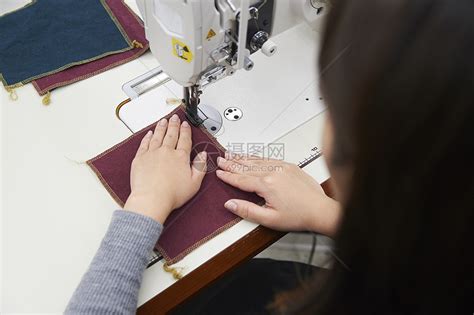 在制作手提包的女缝纫工高清图片下载-正版图片502068133-摄图网