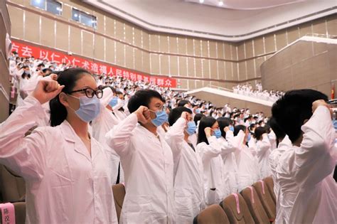 新华社：医学生的“最后一课” 将“战疫基因”刻进大学生涯-重庆医科大学新闻网