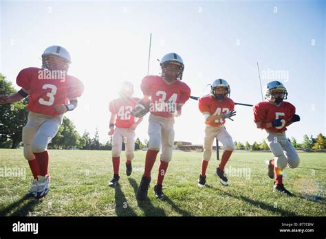 Football Player Running 的图像结果