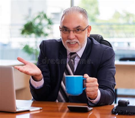 Old Businessman 的图像结果