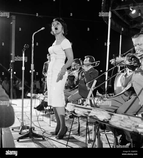 Beaulieu Jazz Festival. Pictured, singer Cleo Laine. August 1959 Stock ...