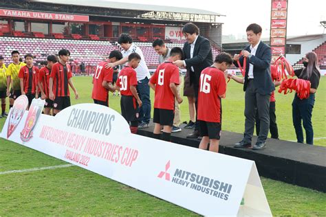 อูราวะ เร้ดส์ U14 ซิวแชมป์ Mitsubishi Heavy Industries Cup
