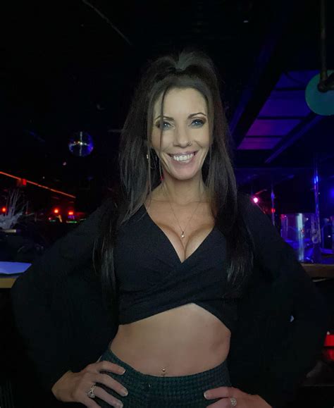 Hot grandma at work 👠👠💋💋 | Scrolller