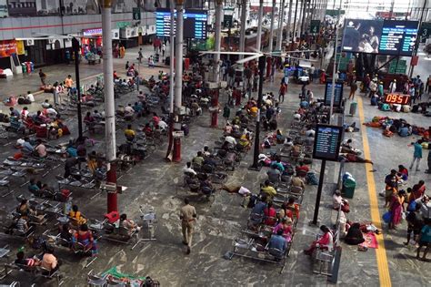 எல்இடி திரை விளம்பரங்களால் ரயில் தகவல்களை அறிவதில் சிரமம்: தடங்கலால் ...