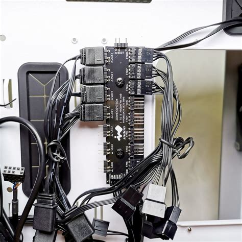 迎廣 InWin DUBILI 精品機殼 - 互動式教學、底座變把手、讓人想動手的機殼 - Mobile01
