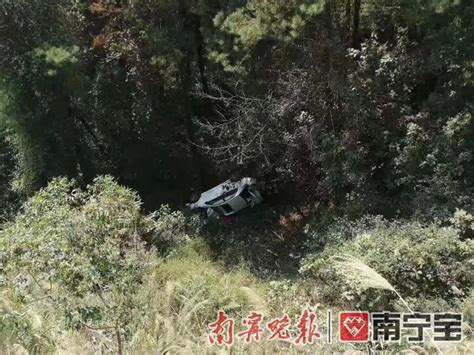 惊险！轿车急转弯失控坠下60米深悬崖，1人腰椎重伤！
