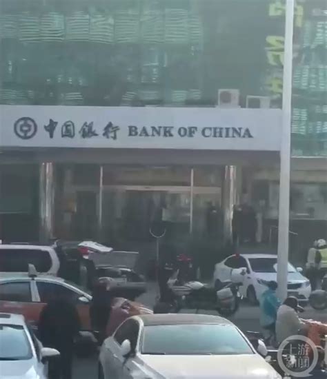 山东泰安一银行发生抢劫案，狙击手登上事发银行对面楼层_腾讯新闻