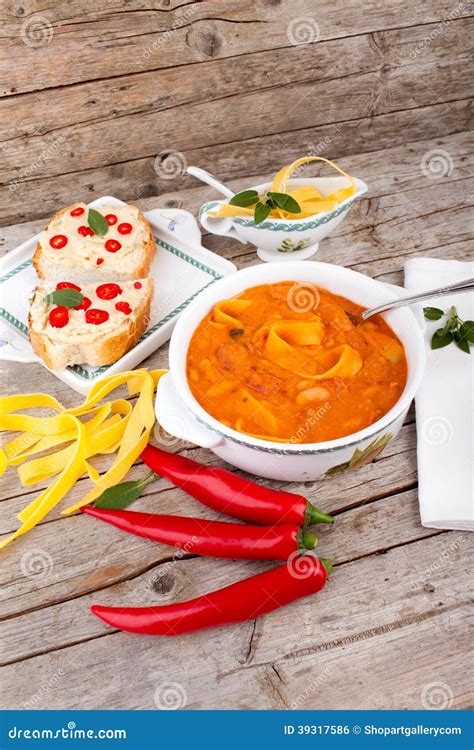 Sopa De Habas Con Crostini Y Chili Peppers Foto de archivo - Imagen de ...