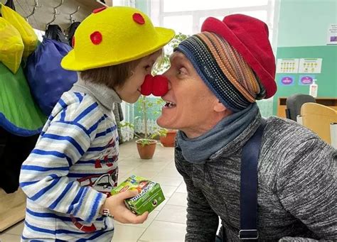 Man Dressed As Clown Rescues Evacuees In Ukraine, Drives Them To Safety ...