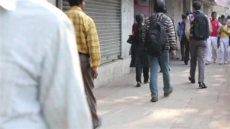 People Walking to Work 的图像结果