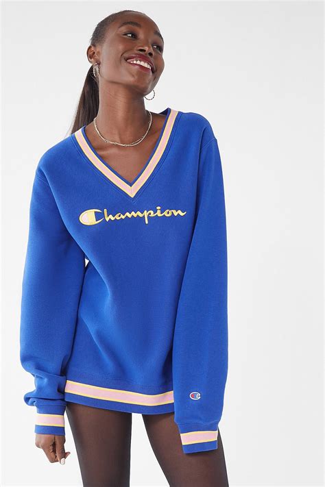 Champion UO Exclusive Fleece V-Neck Sweatshirt | Sweatshirts, Stylish ...