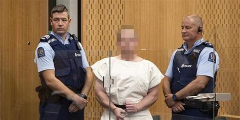 新西兰枪击案嫌犯出庭 有人试图闯法庭持刀对其行刺_手机新浪网
