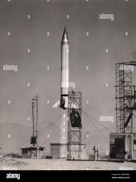 Die von den USA entworfene Forschungsrakete Martin Viking 10 wird am 7. Mai 1954 auf dem White ...
