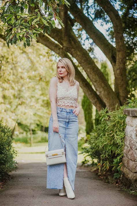 A Stradivarius Long Denim Maxi Skirt Outfit – FORD LA FEMME