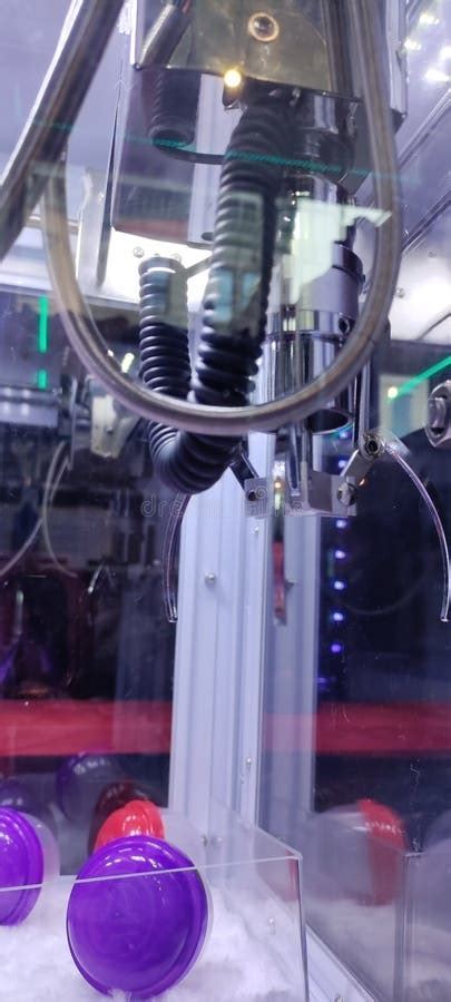 Claw Machine Inside 的图像结果