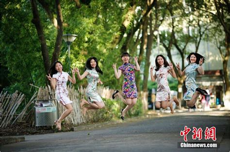 宁波大学生拍毕业照玩“穿越”_第一金融网