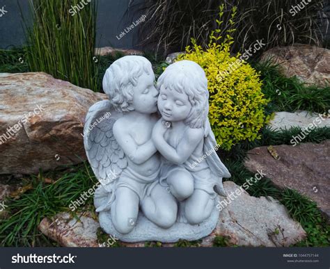 9,189 Angels kiss 图片、库存照片和矢量图 | Shutterstock