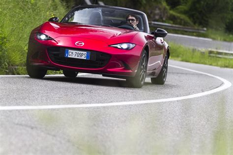 Foto - Mazda MX-5: sportiva o elegante - alVolante.it