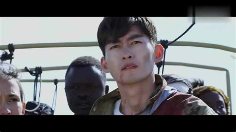 《战狼2》吴京单手举国旗片段，看得热血沸腾！