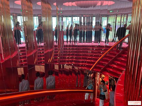 Le Crazy Horse, l’un des cabarets les plus emblématiques de Paris ...