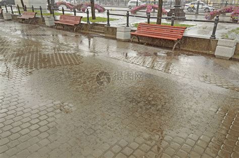 城市下着大雨每条路都有水坑潮高清图片下载-正版图片505344740-摄图网