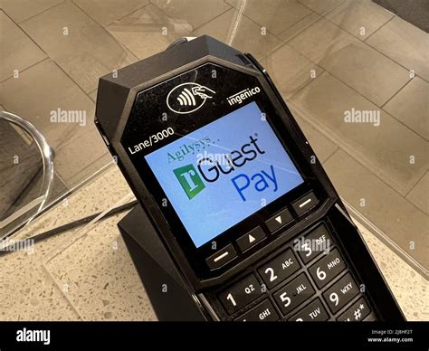 Ingenico POS-Zahlungsterminal mit Agilsys Guest Pay-Logo, San Francisco ...