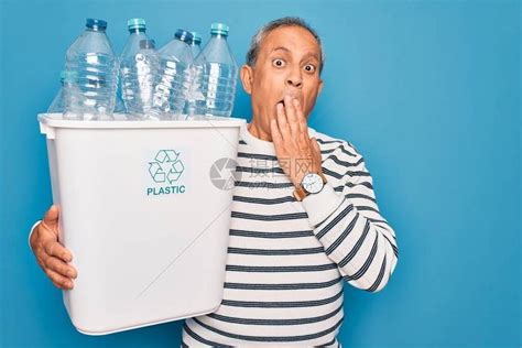 老人回收拿着塑料瓶的垃圾桶高清图片下载-正版图片504433537-摄图网