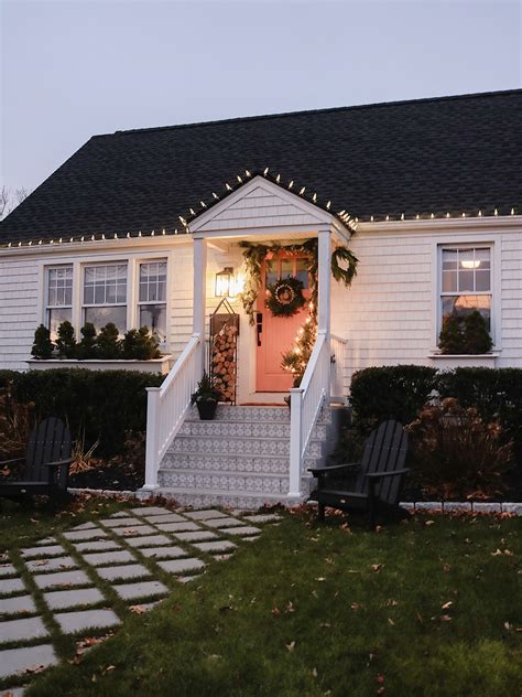 5 Outdoor Christmas Light Ideas That Are Stylish and Low-Lift