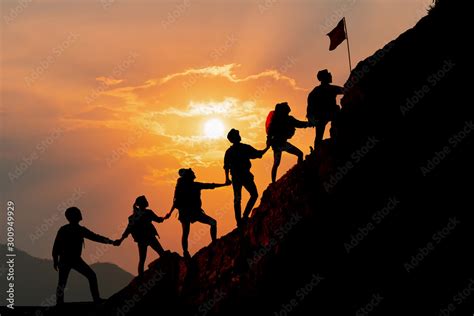 Business People Walking Up Mountain 的图像结果