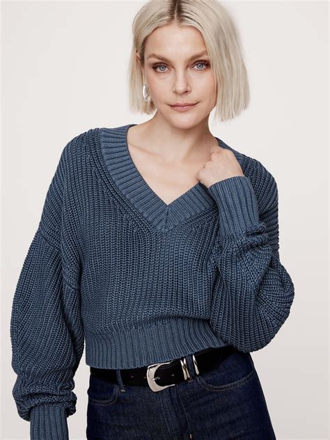 Oversized Cropped V-Neck Cotton Sweater | Banana Republic