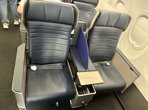 Flight Review: United Airlines Airbus A321neo First Class - IAH-ORD ...