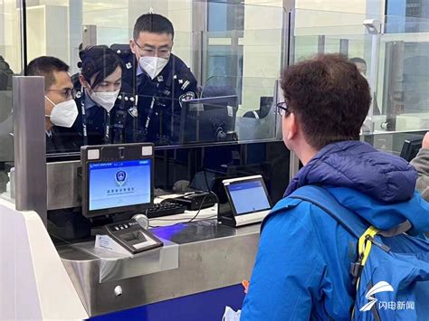 济南边检迎来首个香港入境旅游团 平均每人通关时间30秒_中国山东网_济南