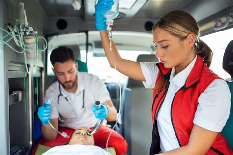 Page 45 | Ambulance paramedic Images - Free Download on Freepik