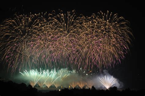 Music with Exploding Firework Sounds 的图像结果