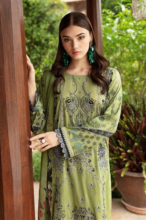 Ramsha Lawn -Awwal Boutique