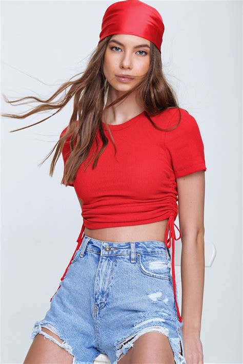 Kırmızı Yanı Büzgülü Kaşkorse Bluz - Alaçatı Stili | ElbiseBul