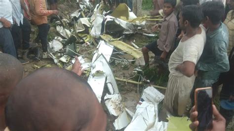 UP: आजमगढ़ में क्रैश हुआ हेलिकॉप्टर, पायलट की मौत, एक घायल - Uttar ...