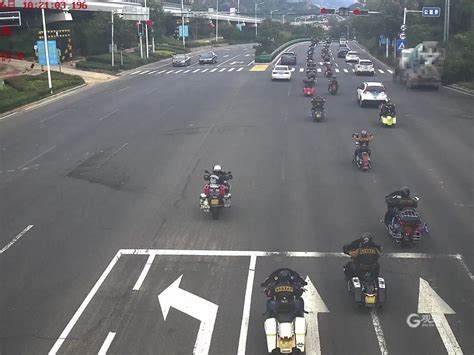 严查！青岛街头，20多辆摩托车集体闯红灯…