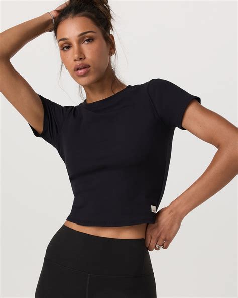 Vuori Pose Fitted Tee – Kicks Machine