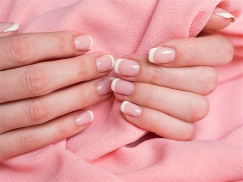 Empfindliche Frauenhände, die rosa Gewebe halten | Premium Foto